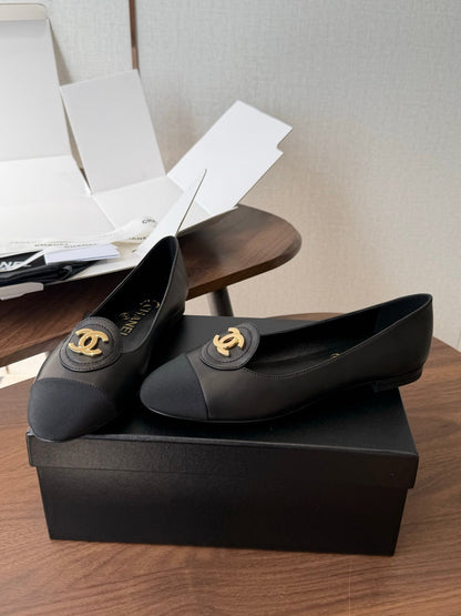 CC Logo Turn-Lock Moccasins Black Sheepskin 963251