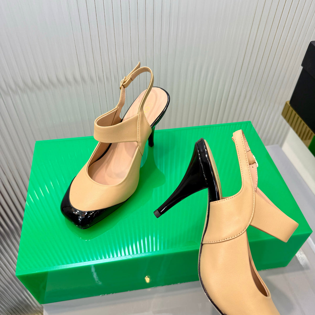 CC 26s Slingback 8.5cm Black Beige Lambskin Patent Leather 924364