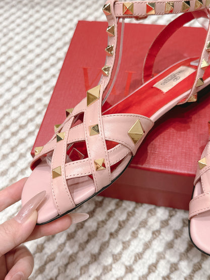 VT Studdy Leather Sandals Light Pink Sheepskin 659266