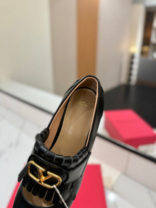 VT 2025 Signature Loafer Black Calf Leather 295075