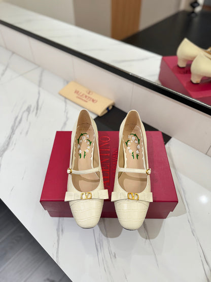 VT 25 Vlogo Signature White Pumps Cowhide