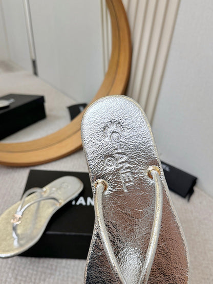 CC 2026 Thong Sandal Sliver Metalic Calfskin 826472