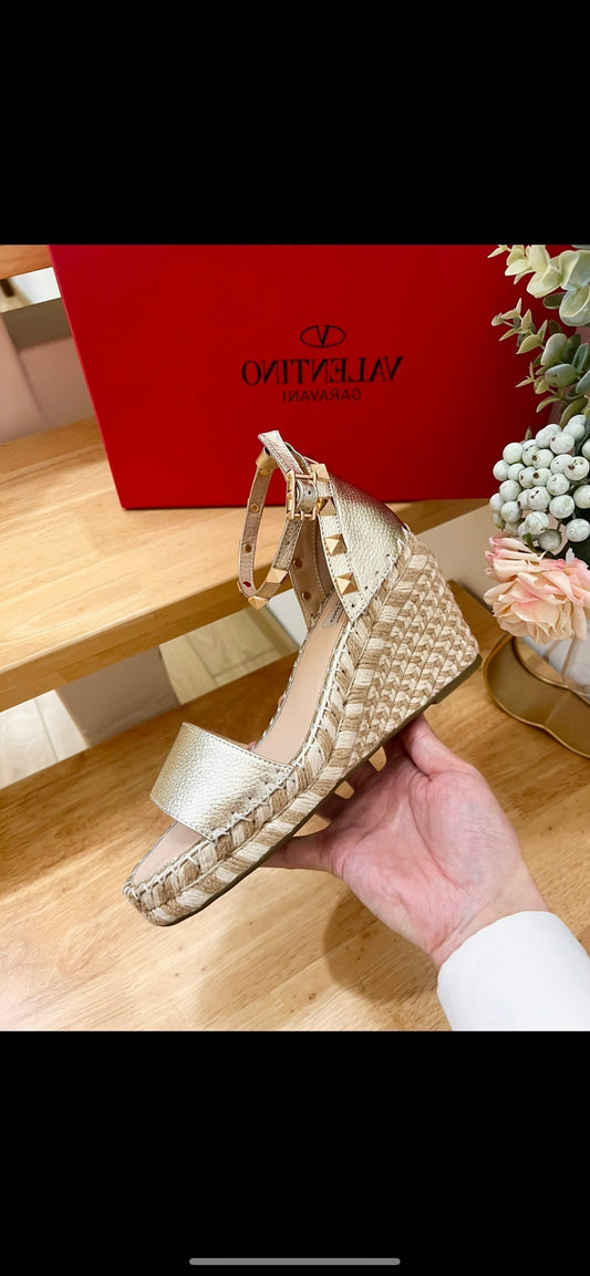 Double Rockstud Grainy Calfskin Wedge Sandal In Light Yellow Metallic Cowhide And Raffia 852841