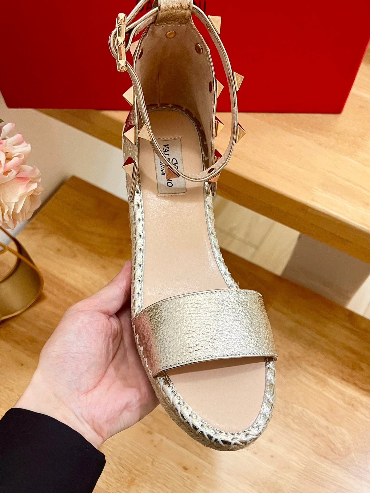 Double Rockstud Grainy Calfskin Wedge Sandal In Light Yellow Metallic Cowhide And Raffia 852839