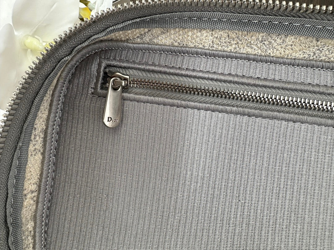 diortravel vanity 25 grey embroidery