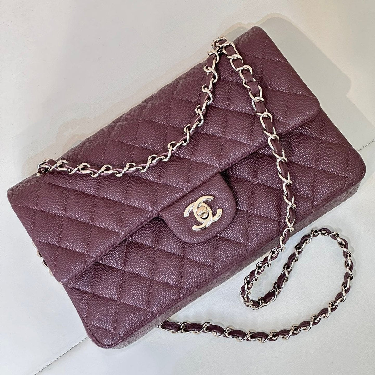 CLASSIC FLAP 23CM BURGUNDY CAVIAR LIGHT GOLD HARDWARE
