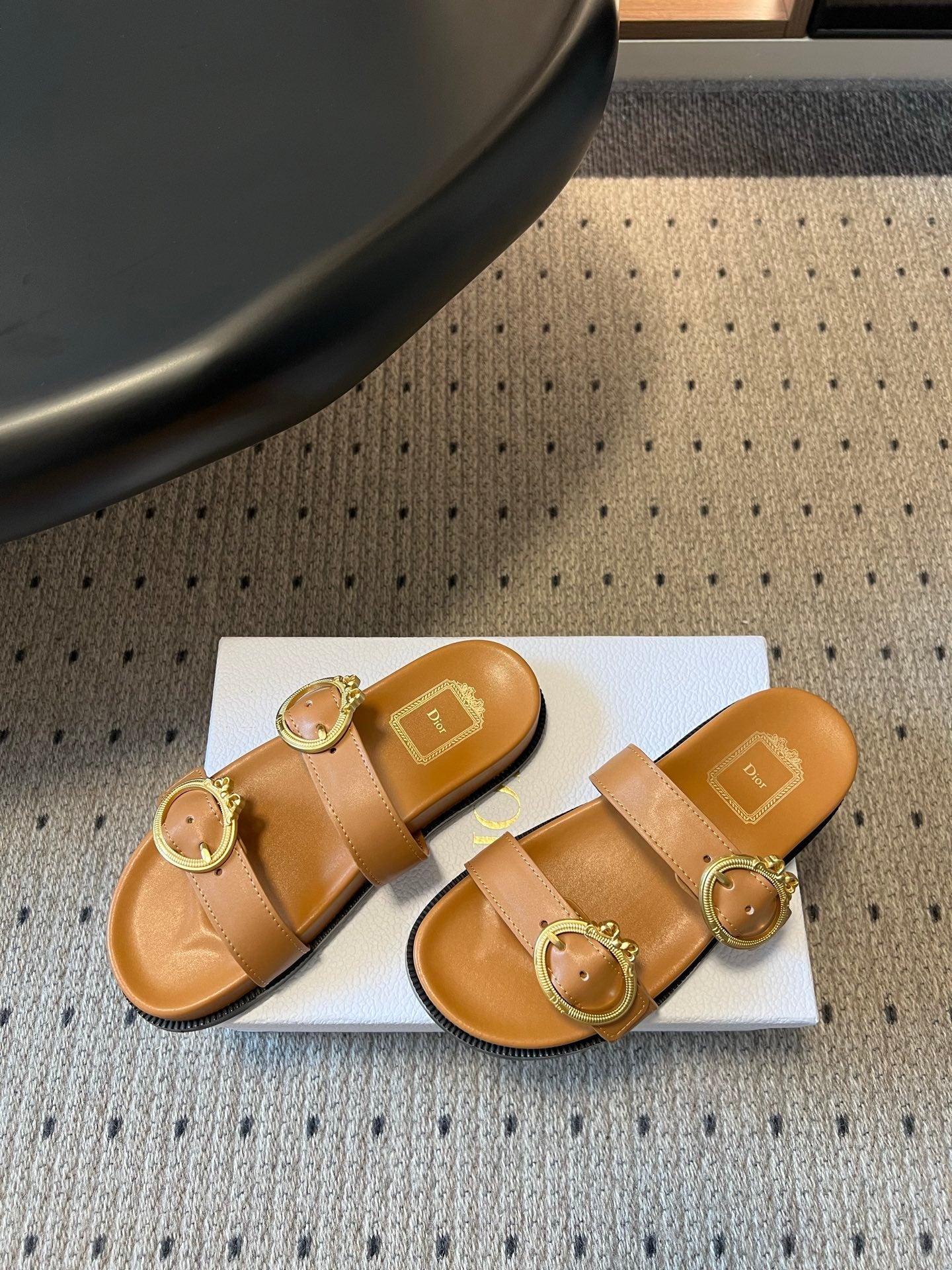 CD 26s Médaillon Buckle Slide Brown Cowhide 820026