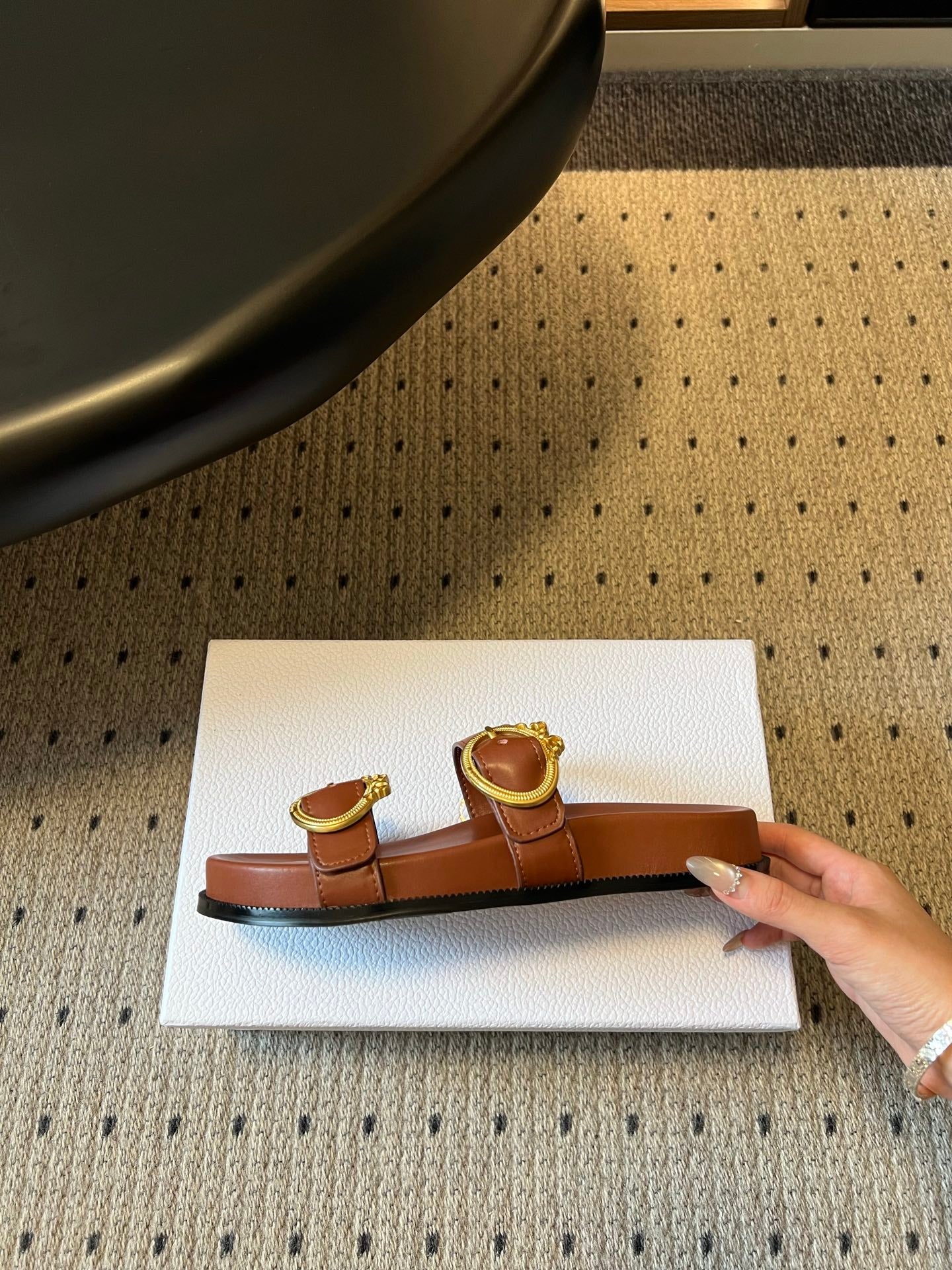 CD 26s Médaillon Buckle Slide Caramel Cowhide 820024