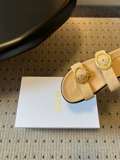 CD 26s Médaillon Buckle Slide Cream Suede 820025