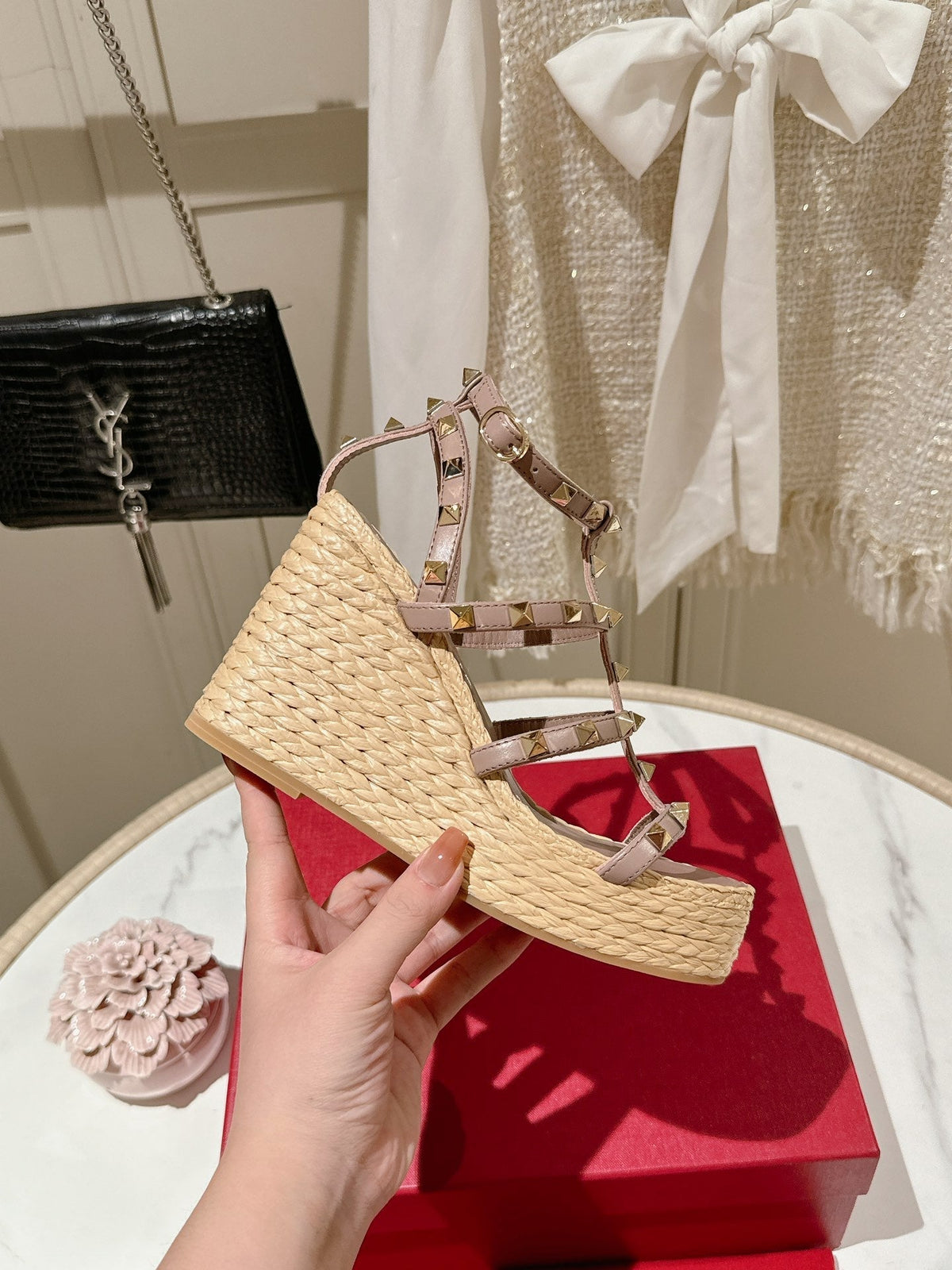 Rockstud Ankle Strap Wedge Sandal In Crepe Pink Calfskin Leather And Beige Raffia 100mm 829391