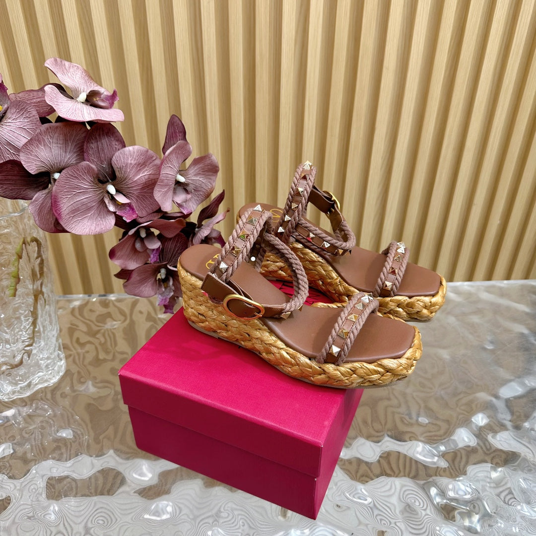 Rockstud Flatform Sandal 75mm In Brown Mix Brownish Pink Calfskin And Raffia 102856