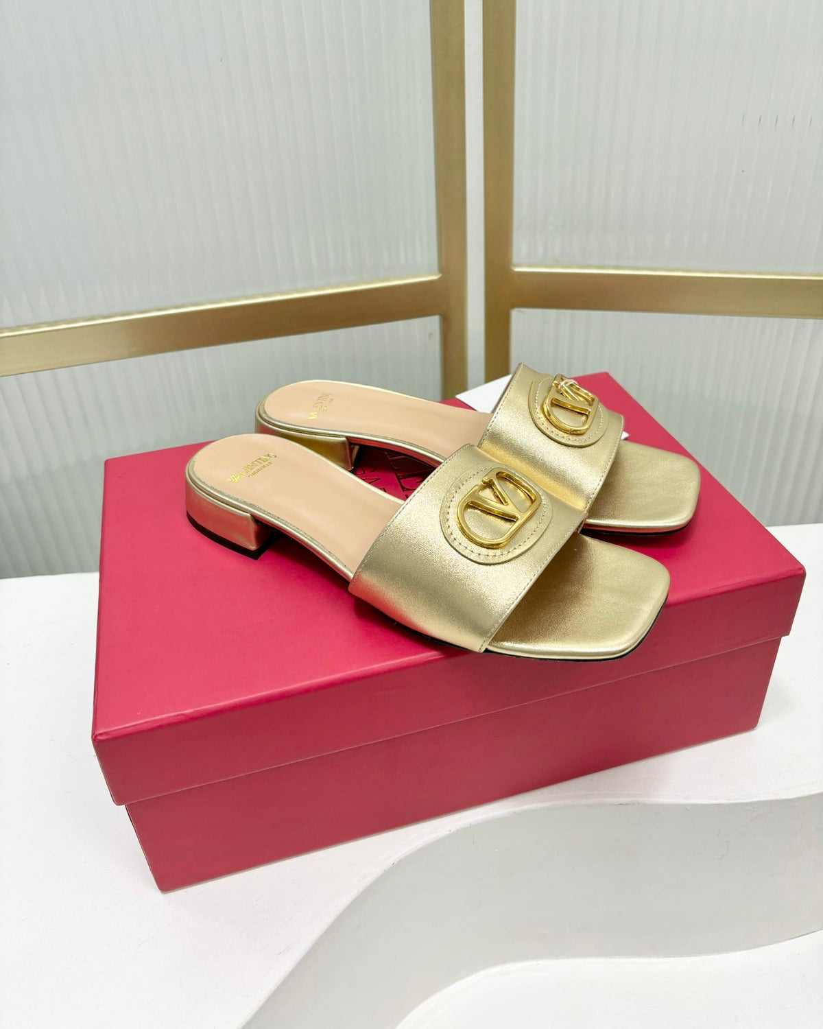 VT 25 Vlogo Slides 2cm Gold Cowhide 336826