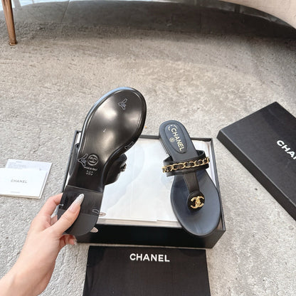 CC 26s Turnlock Chain Thong Sandals Black Sheepskin 937195