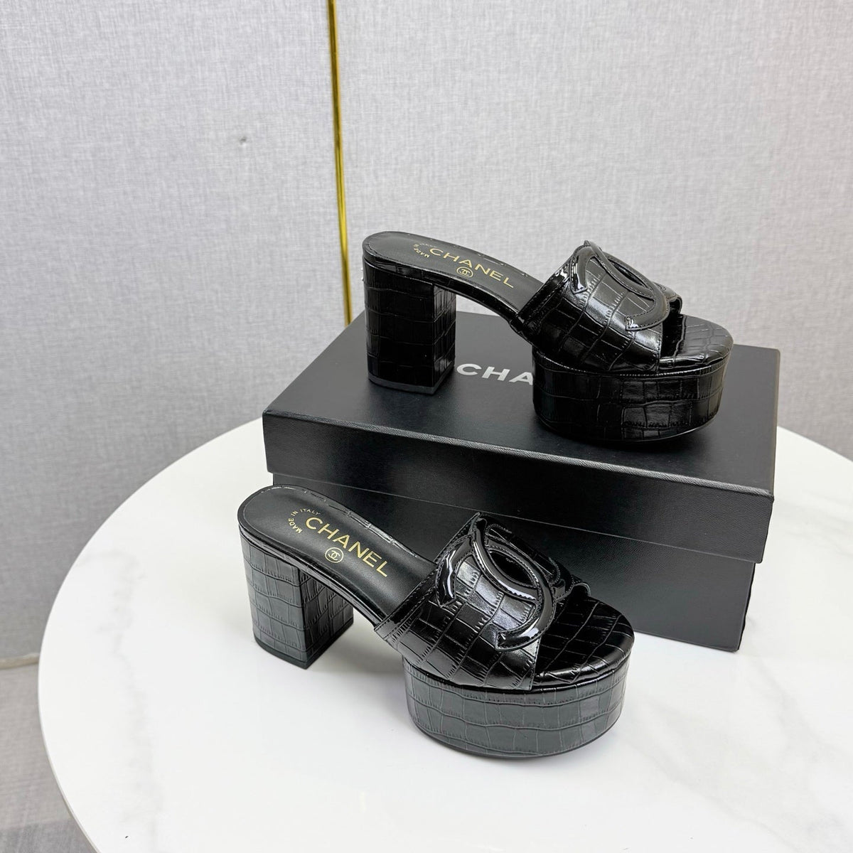 CC 26s Block Heel Sandals 10cm Black Crocodile-Embossed Calfskin