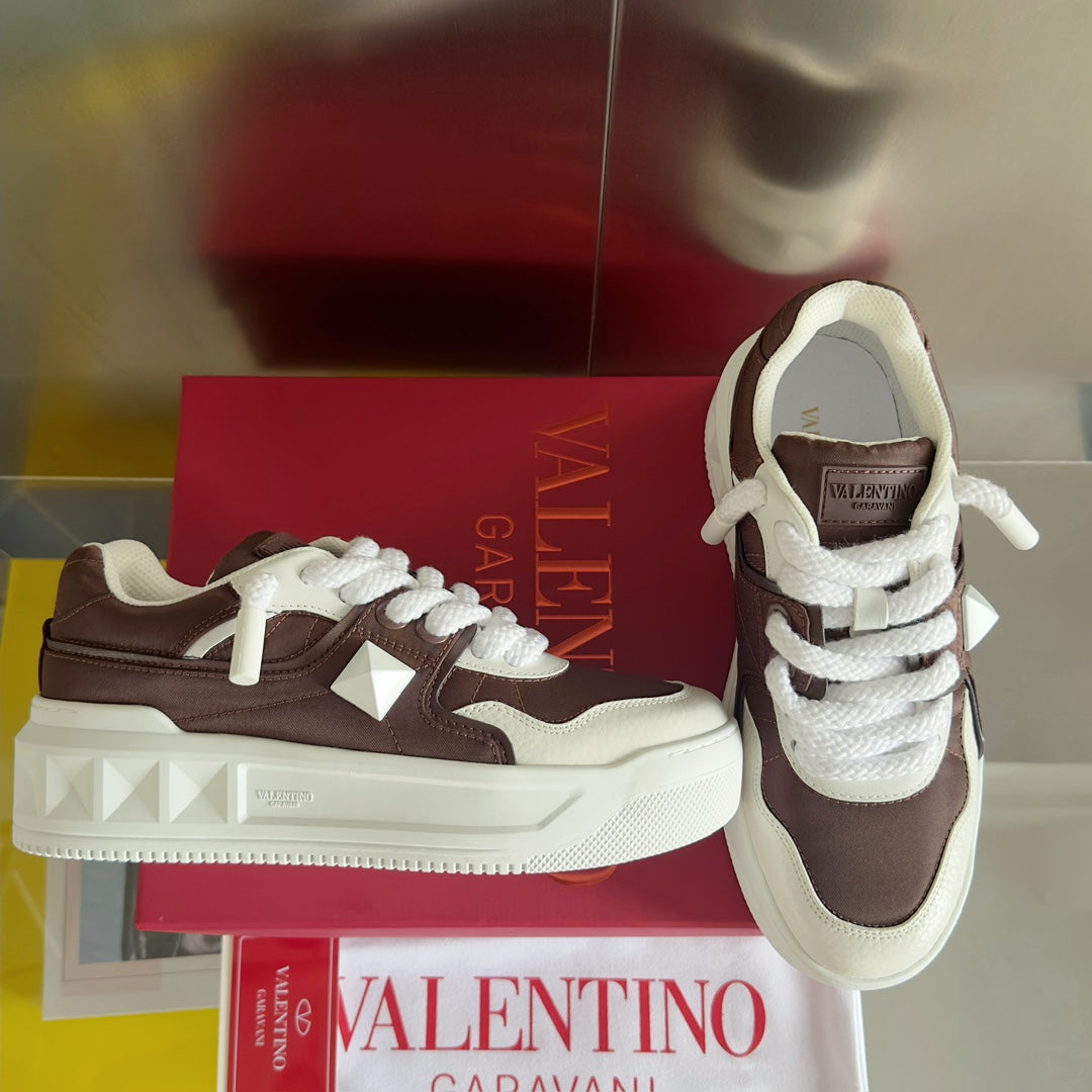 LOW-TOP SNEAKER IN WHITE NAPPA LEATHER AND CHOCOLATE BROWN TOILE ICONOGRAPHE FABRIC