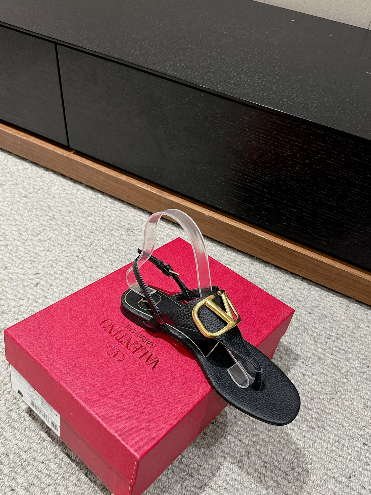 THONG SANDAL IN BLACK CALFSKIN WITH GOLD LOGO