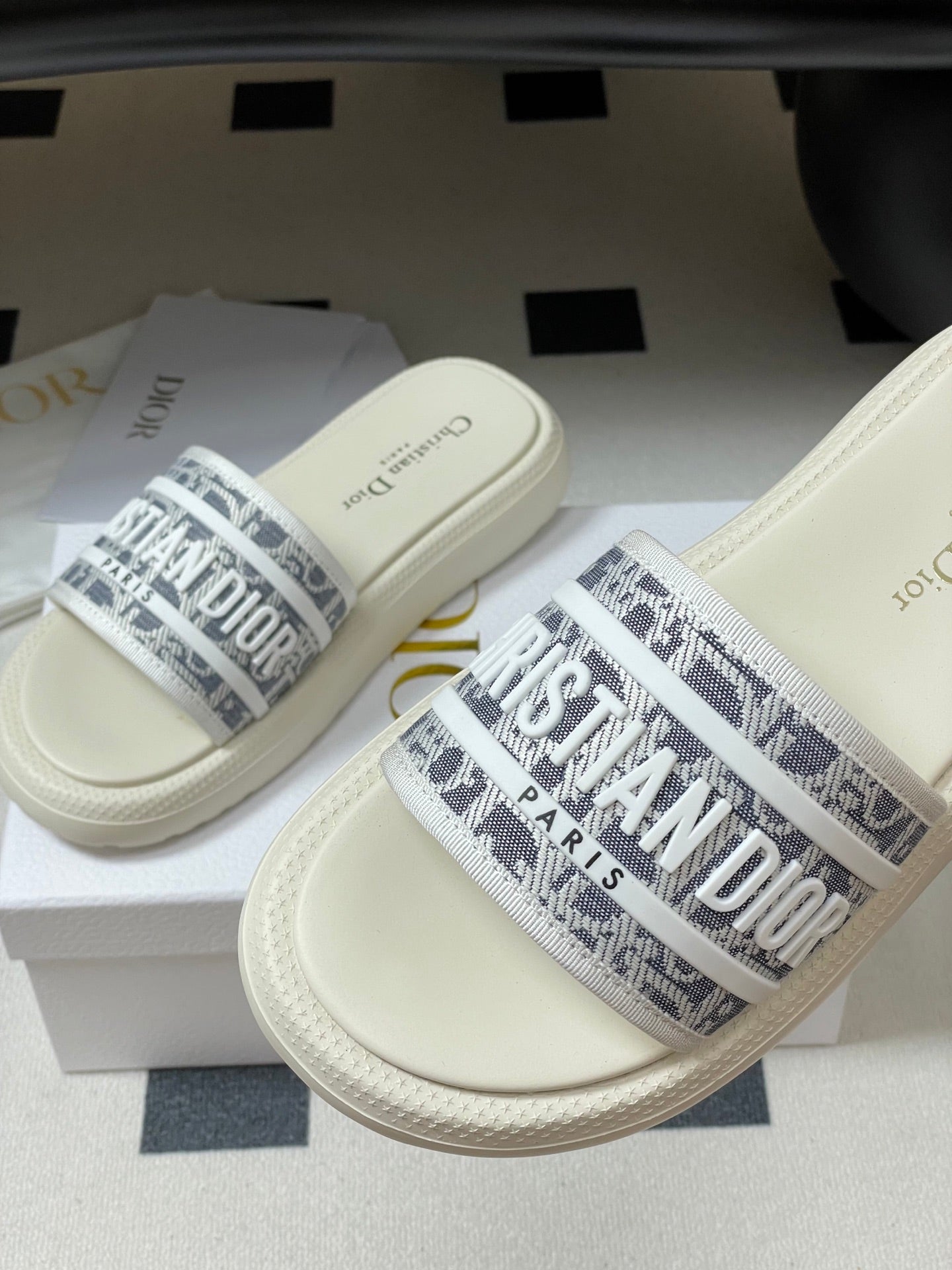 CD 25 Slippers White Gray Fabric 394062