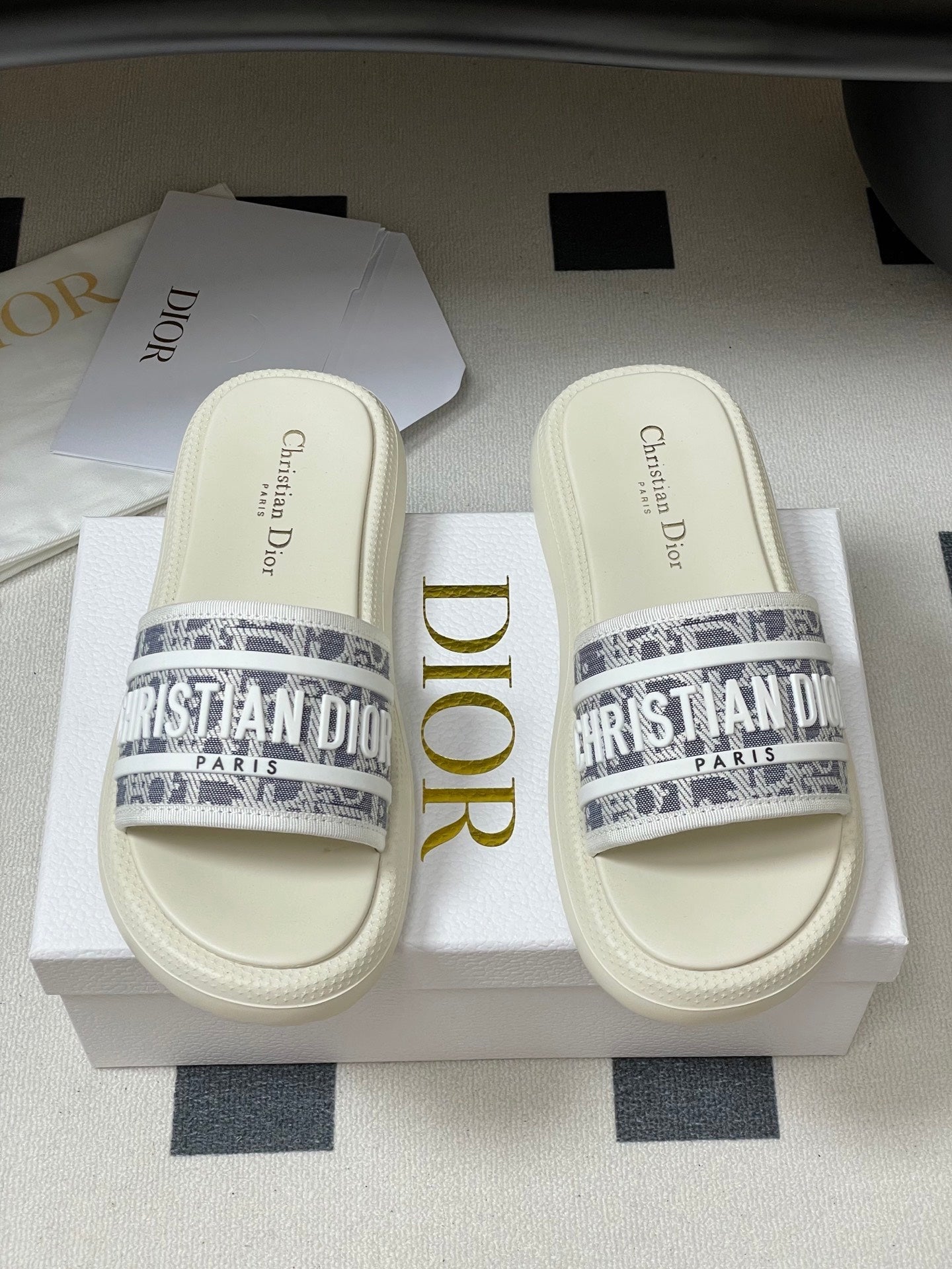 CD 25 Slippers White Gray Fabric 394062