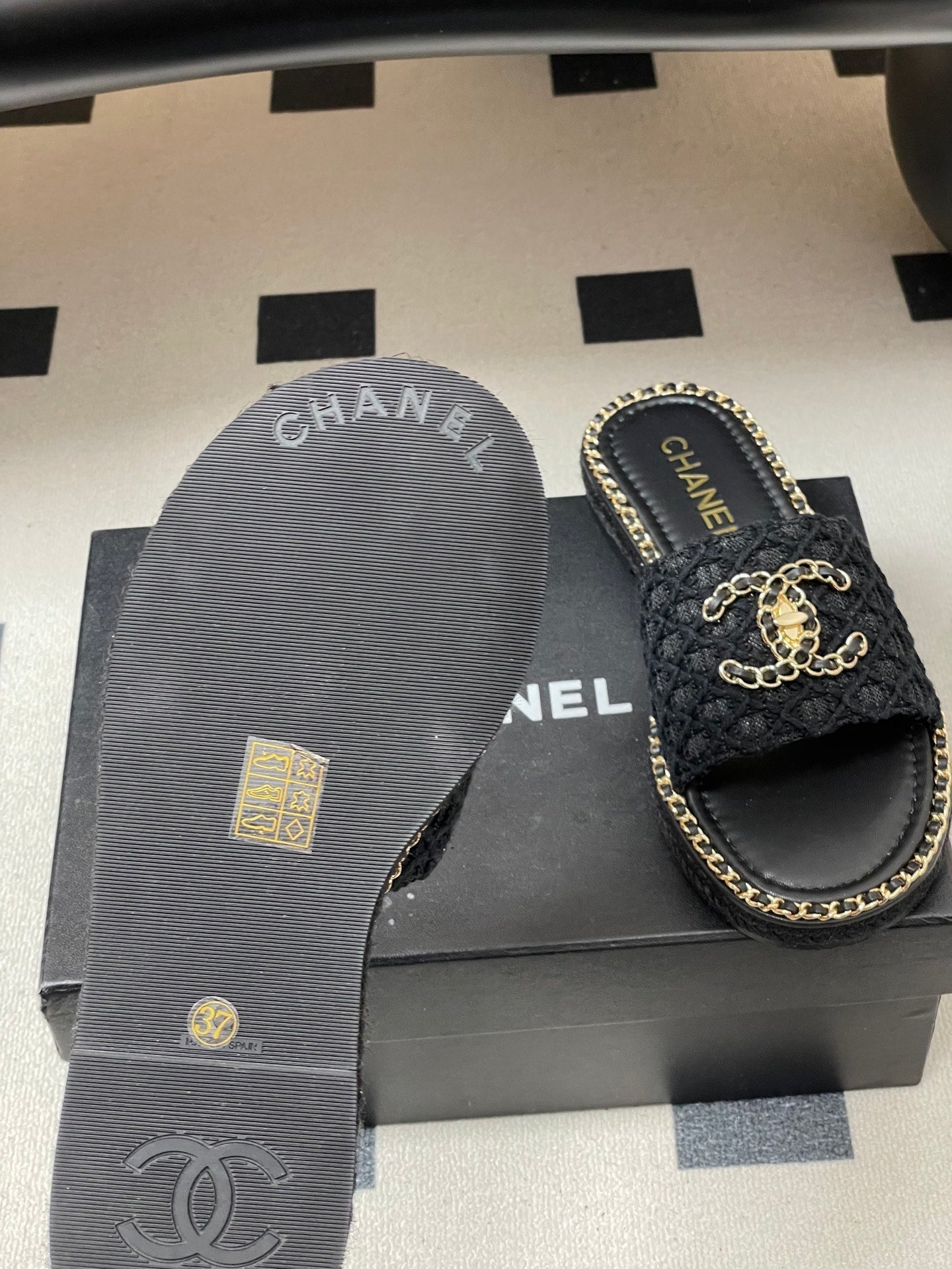 CC 26s Flat Slippers Black Gold Fabric Sheepskin 649487