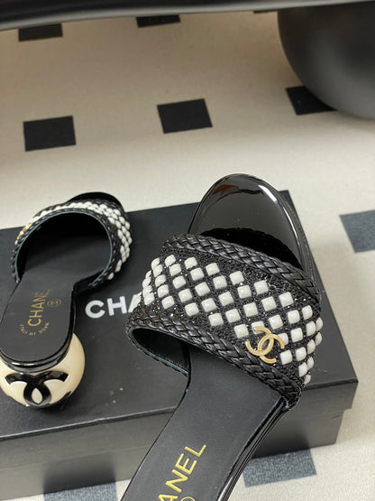 CC 26s Pearl Sandals 70 Black Patent Leather 649540
