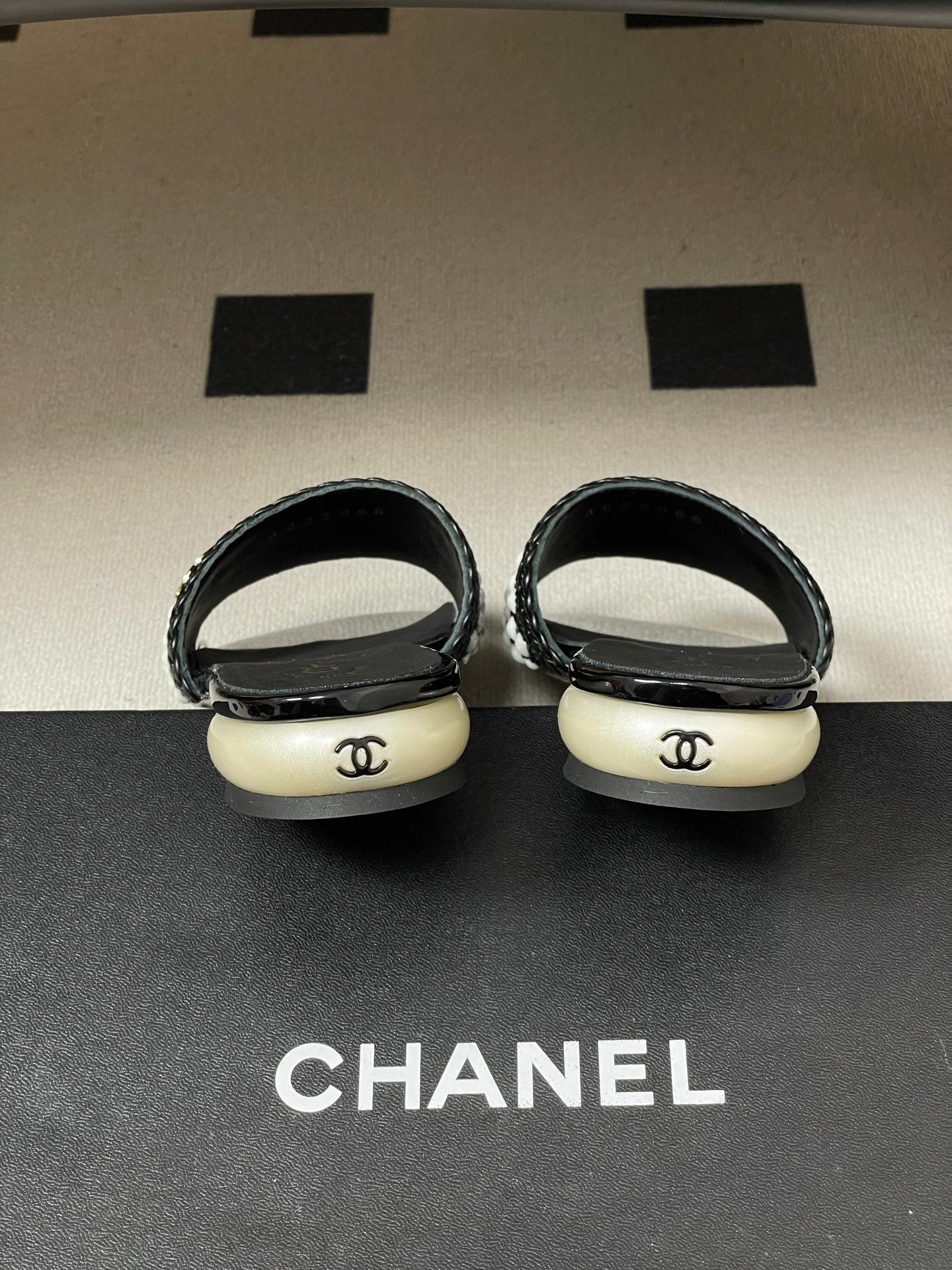 CC 26s Pearl Flat Sandals Black White Patent Leather 649543