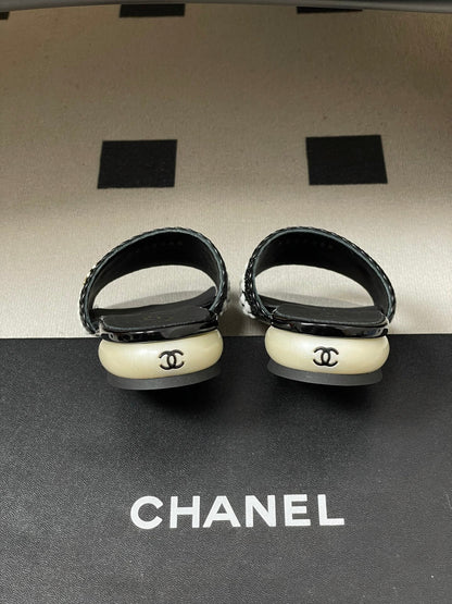 CC 26s Pearl Flat Sandals Black White Patent Leather 649543