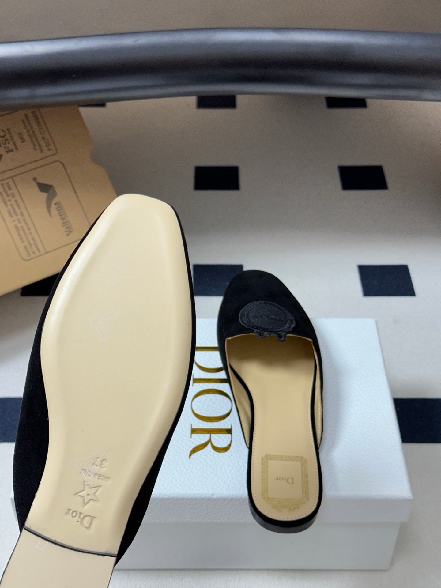 CD Médaillon Mule Black Suede 834915
