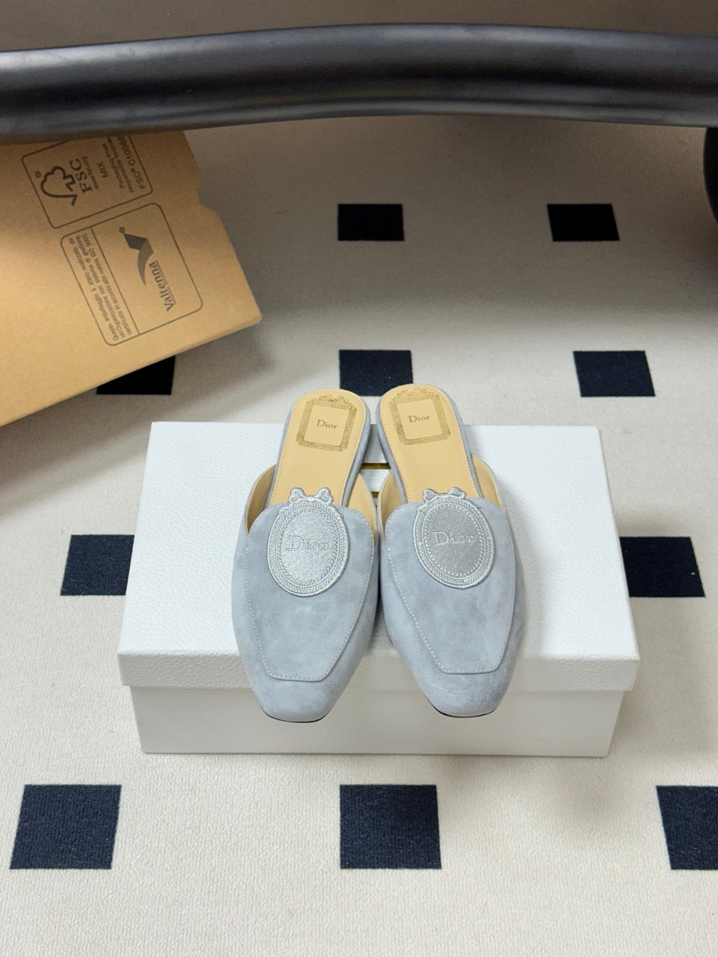 CD Médaillon Mule Light Grey Suede 834914