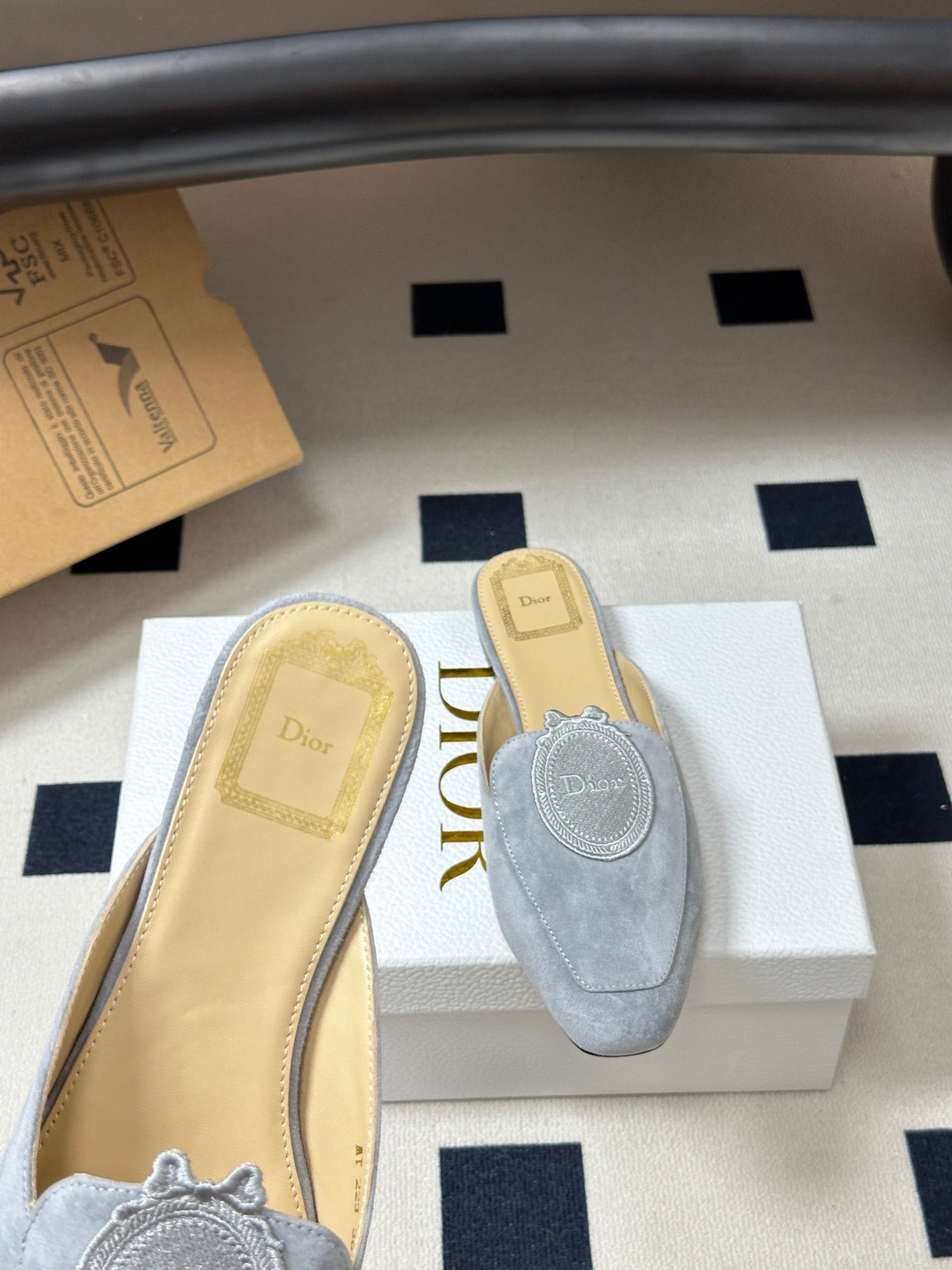 CD Médaillon Mule Light Grey Suede 834914