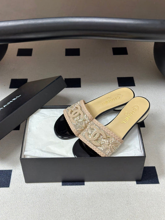 CC 26s Giant Pearl Flat Sandals Cream Beige Patent Leather Fabric 933129