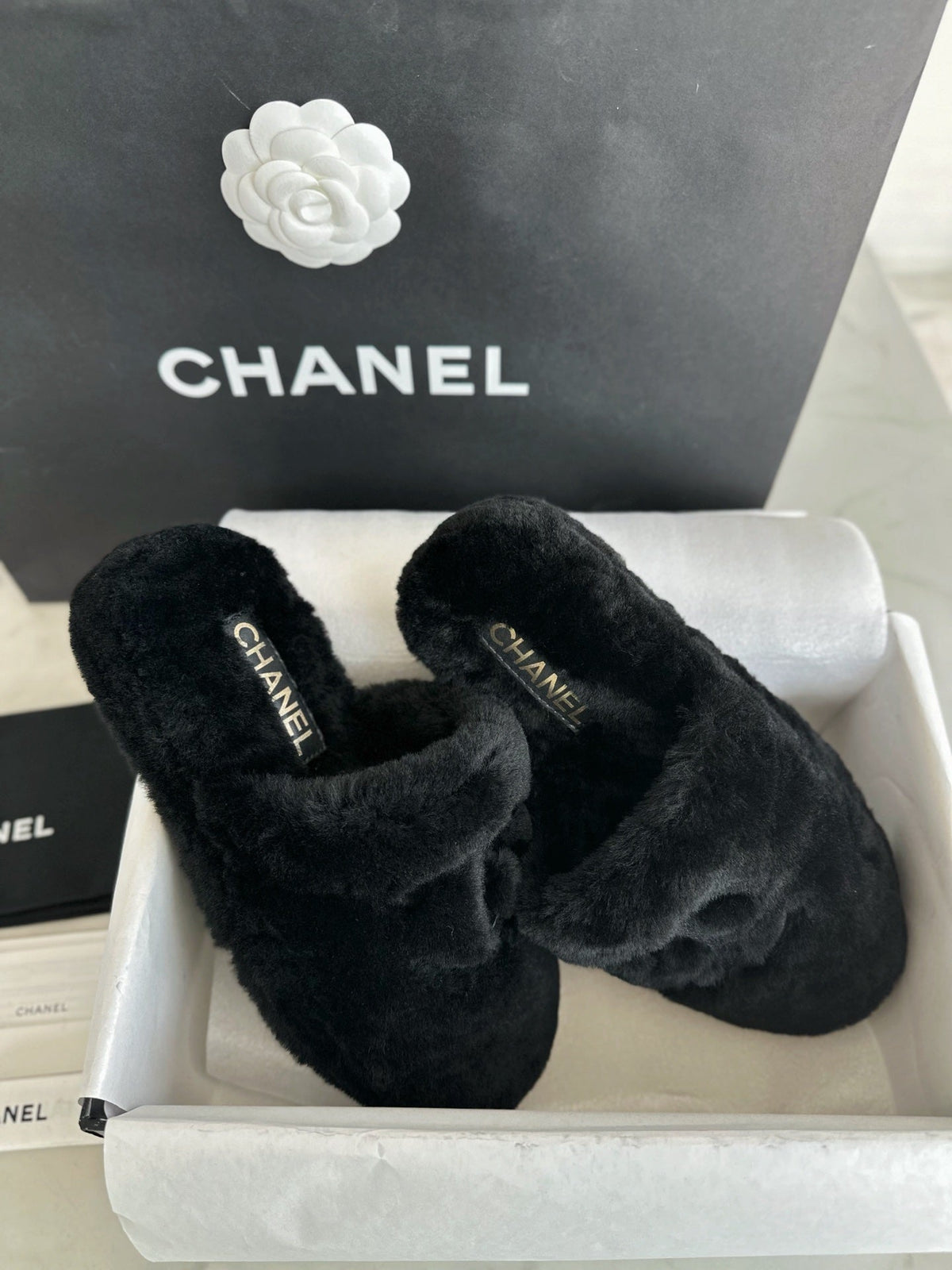 CC 26s Slippers Black Shearling 964947