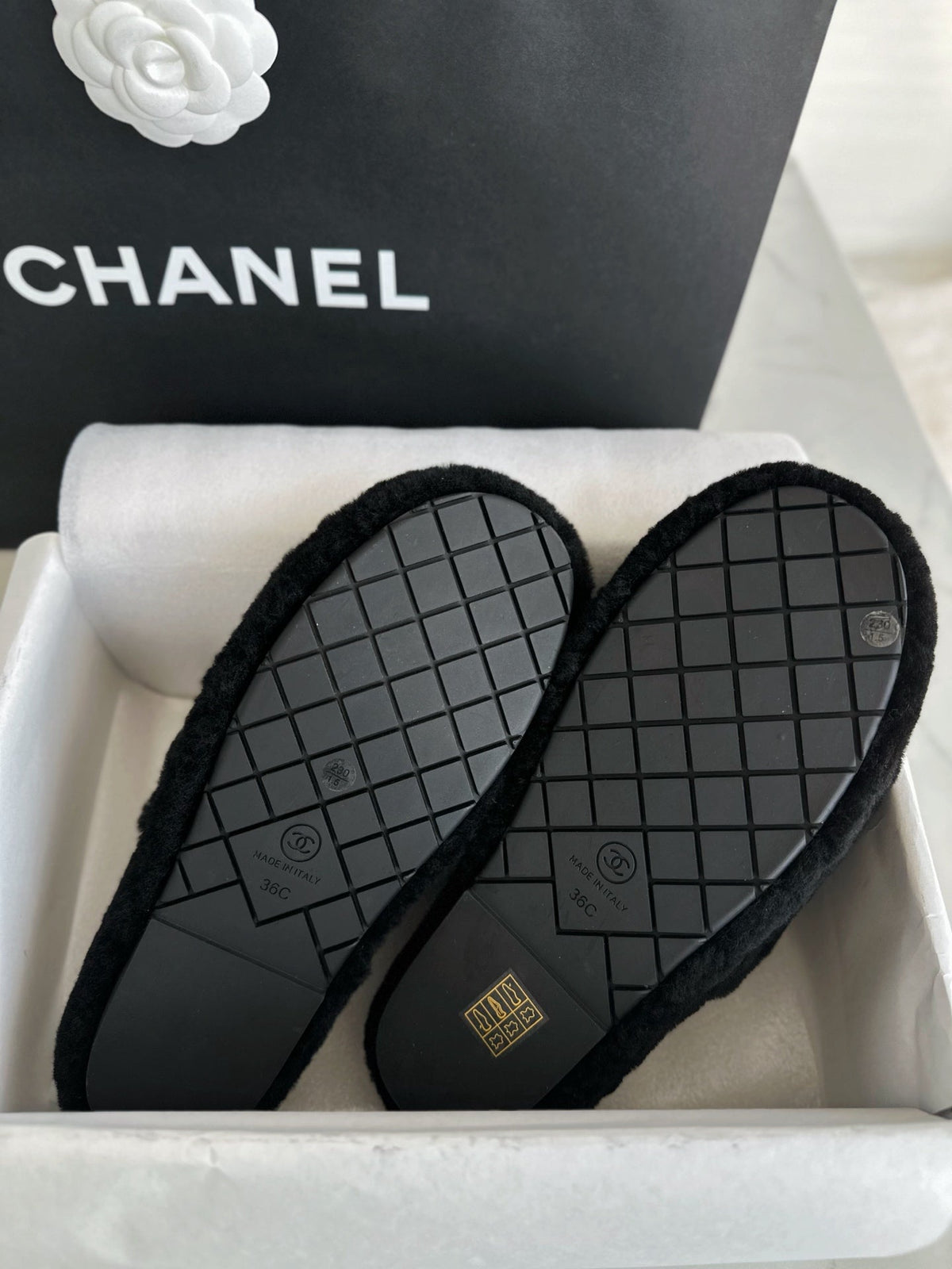 CC 26s Slippers Black Shearling 964947