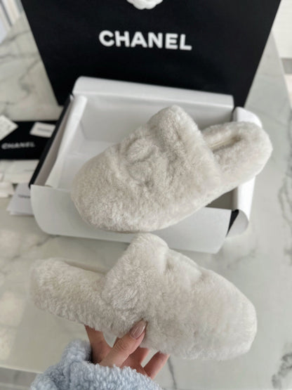 CC 26s Slippers White Shearling 964948