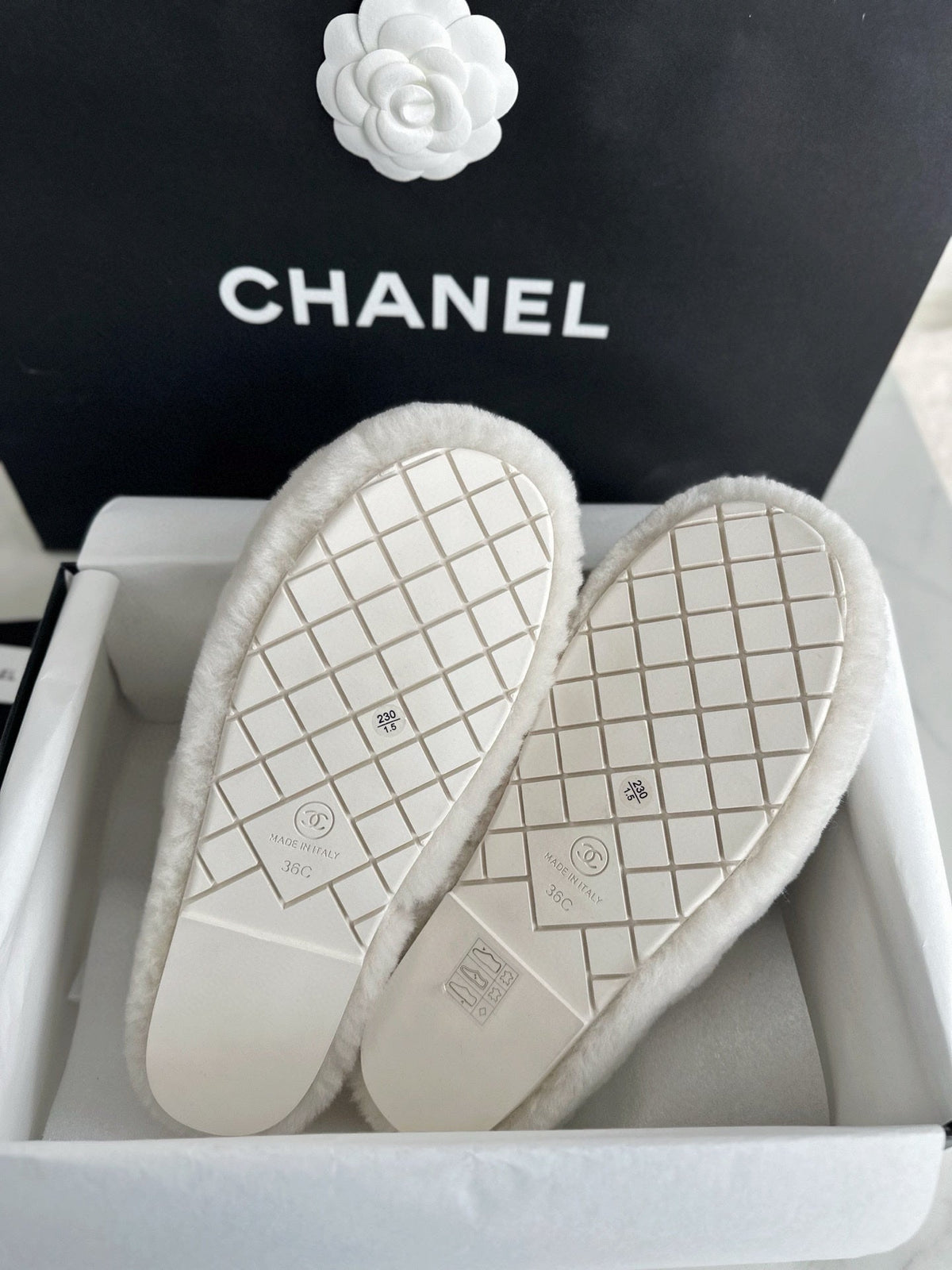 CC 26s Slippers White Shearling 964948