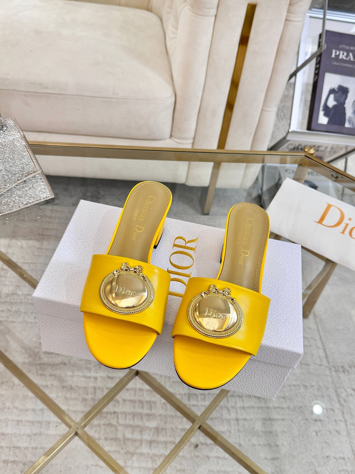 CD 26s Médaillon Buckle Slides 5cm Yellow Lambskin 927392