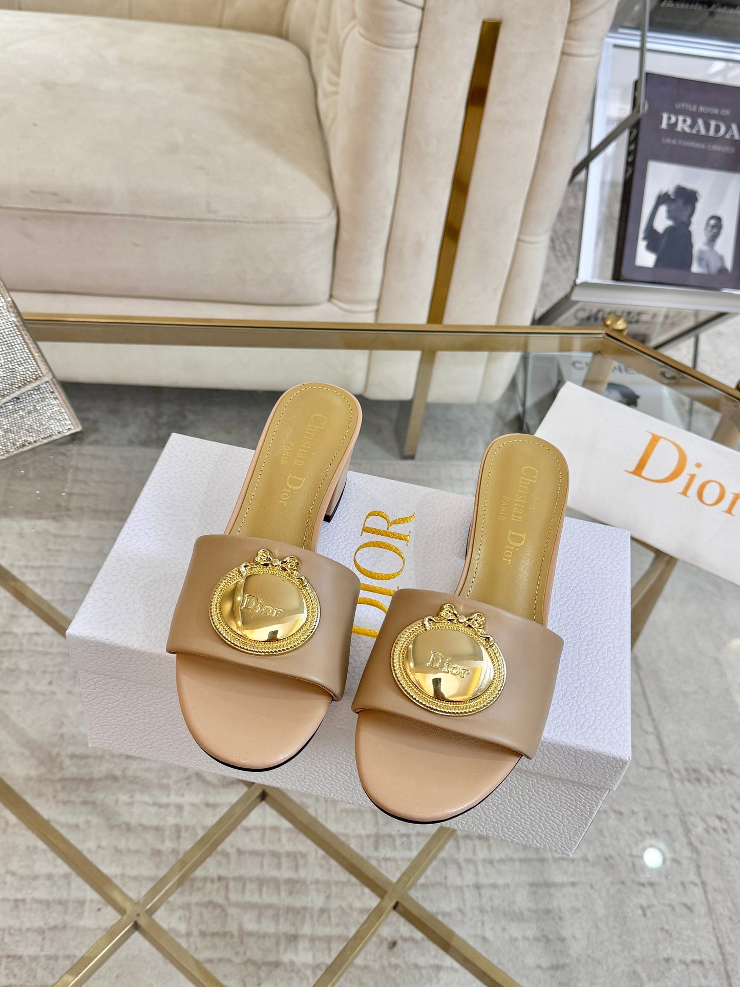CD 26s Médaillon Buckle Slides 5cm Beige Lambskin 927390