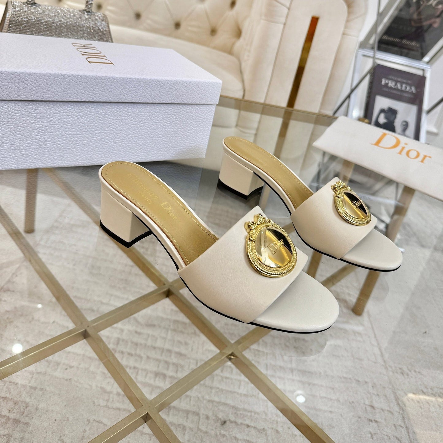CD 26s Médaillon Buckle Slides 5cm White Lambskin 927377
