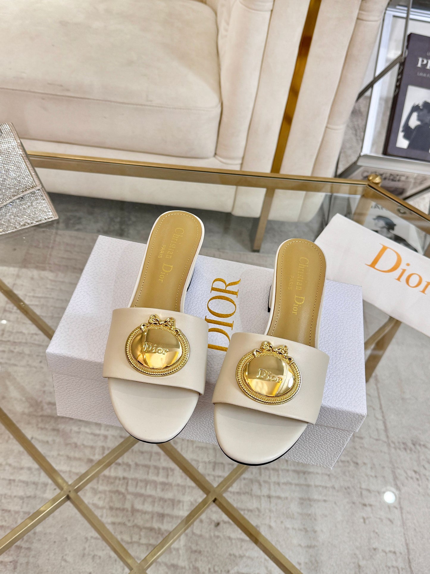 CD 26s Médaillon Buckle Slides 5cm White Lambskin 927377