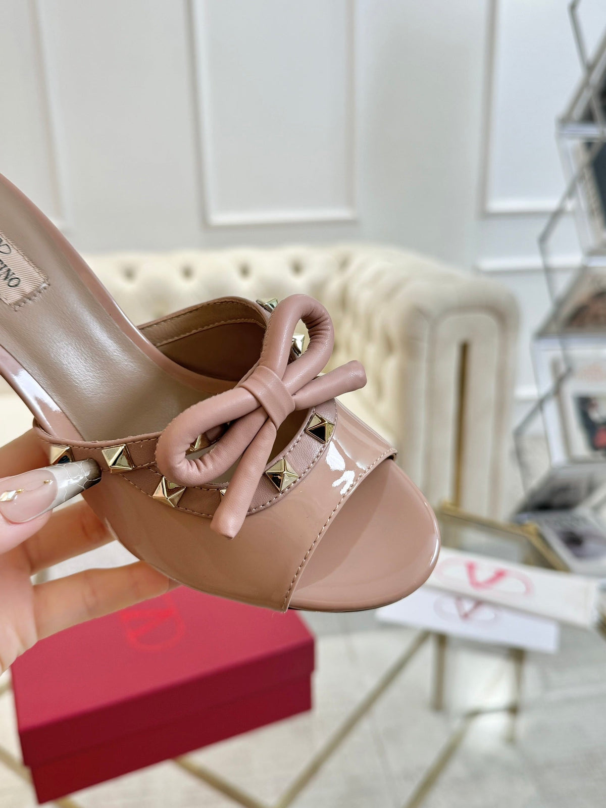 VT 25 Rockstud Bow Mule Pink Nude Patent Leather