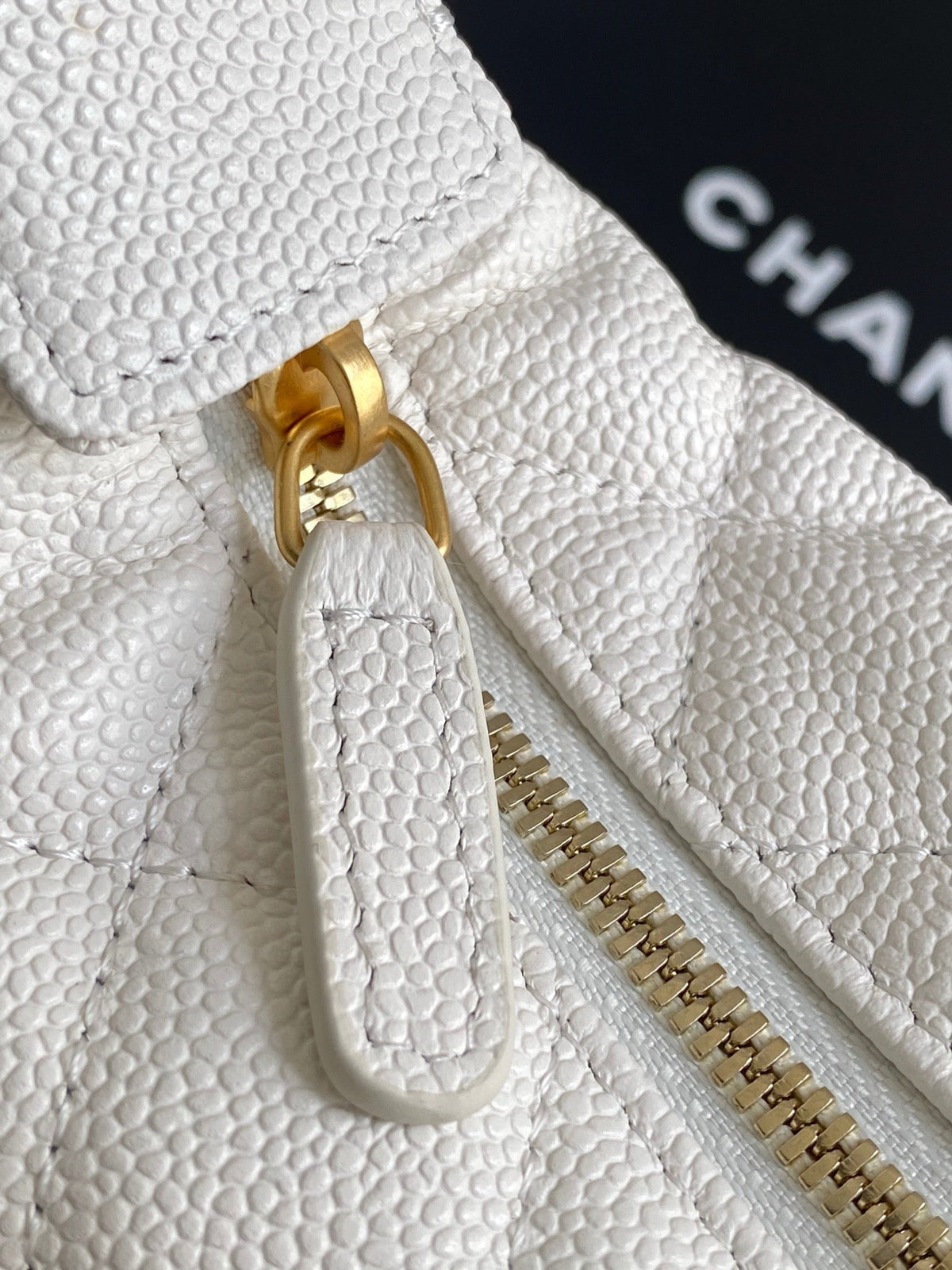 CC 25S Pouch Bag 17cm White Grained Calfskin Pearl