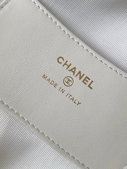 CC 25S Pouch Bag 17cm White Grained Calfskin Pearl