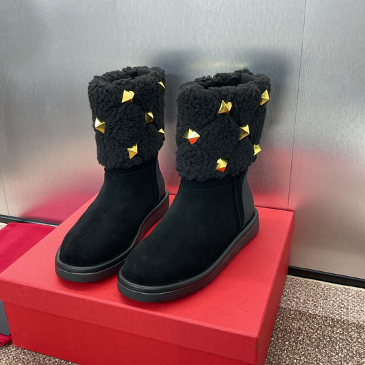 ANKLE STUDDED BOOTS IN BLACK SUEDE AND SHEARLING LINING