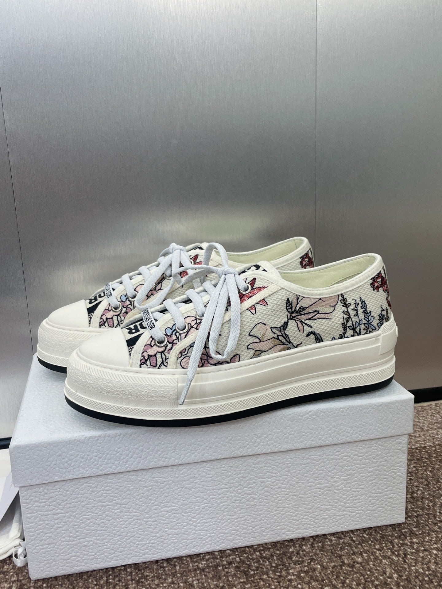 CD Walk'n Dior Oblique White Flower Motif Cowhide Fabric