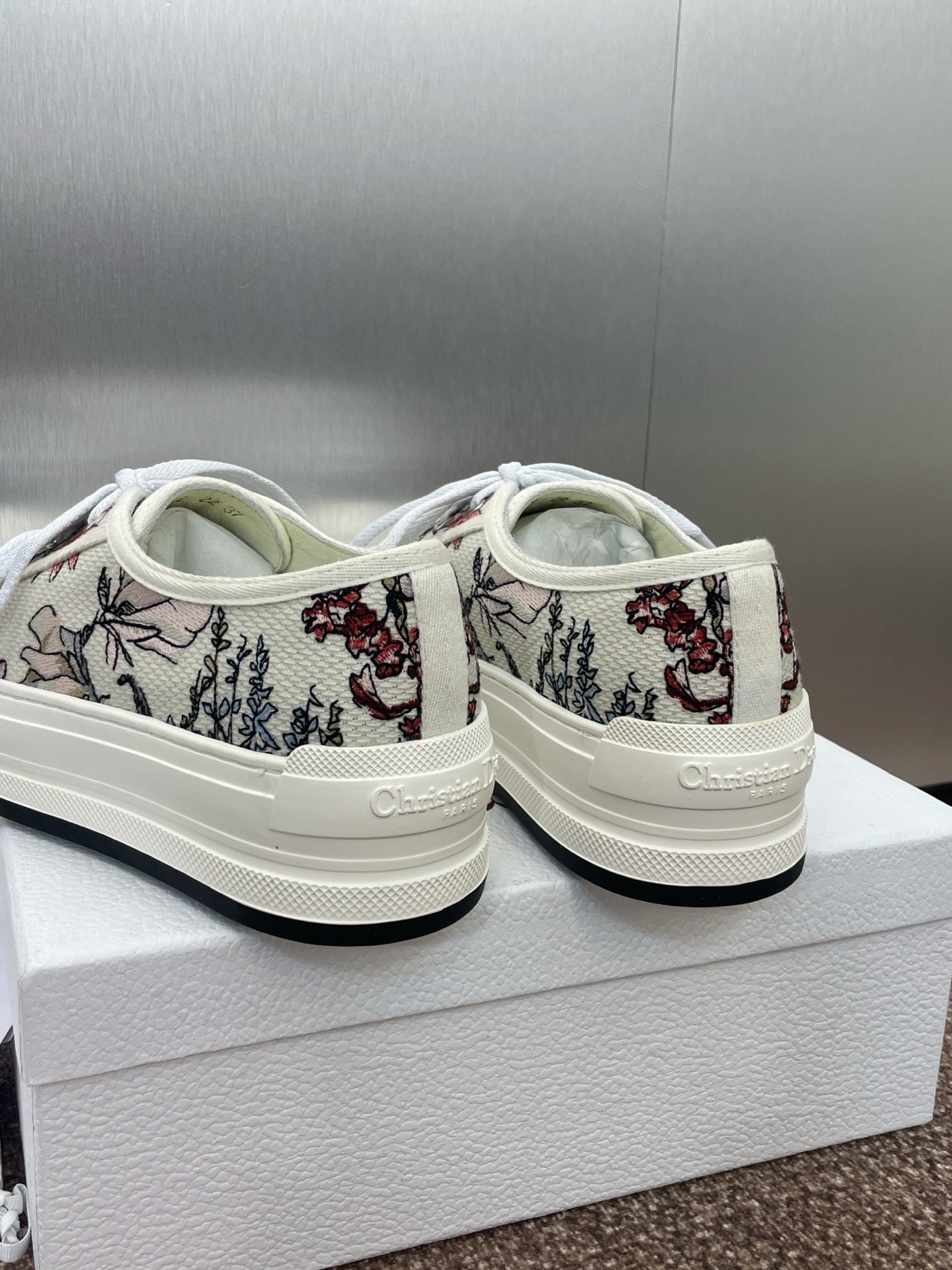 CD Walk'n Dior Oblique White Flower Motif Cowhide Fabric