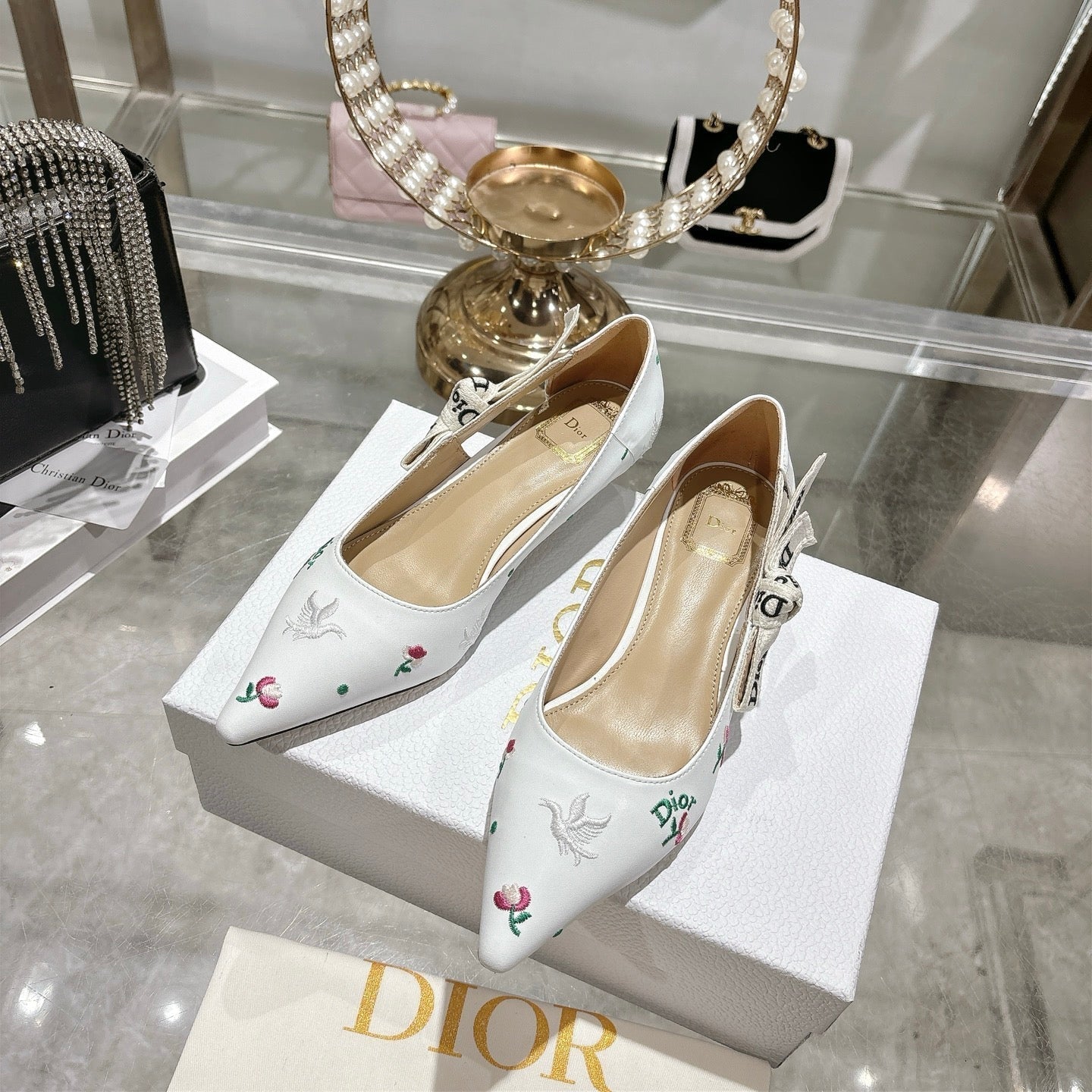 CD 26 High Heel Pump Flower 25 White Sheepskin Ribbon 679715