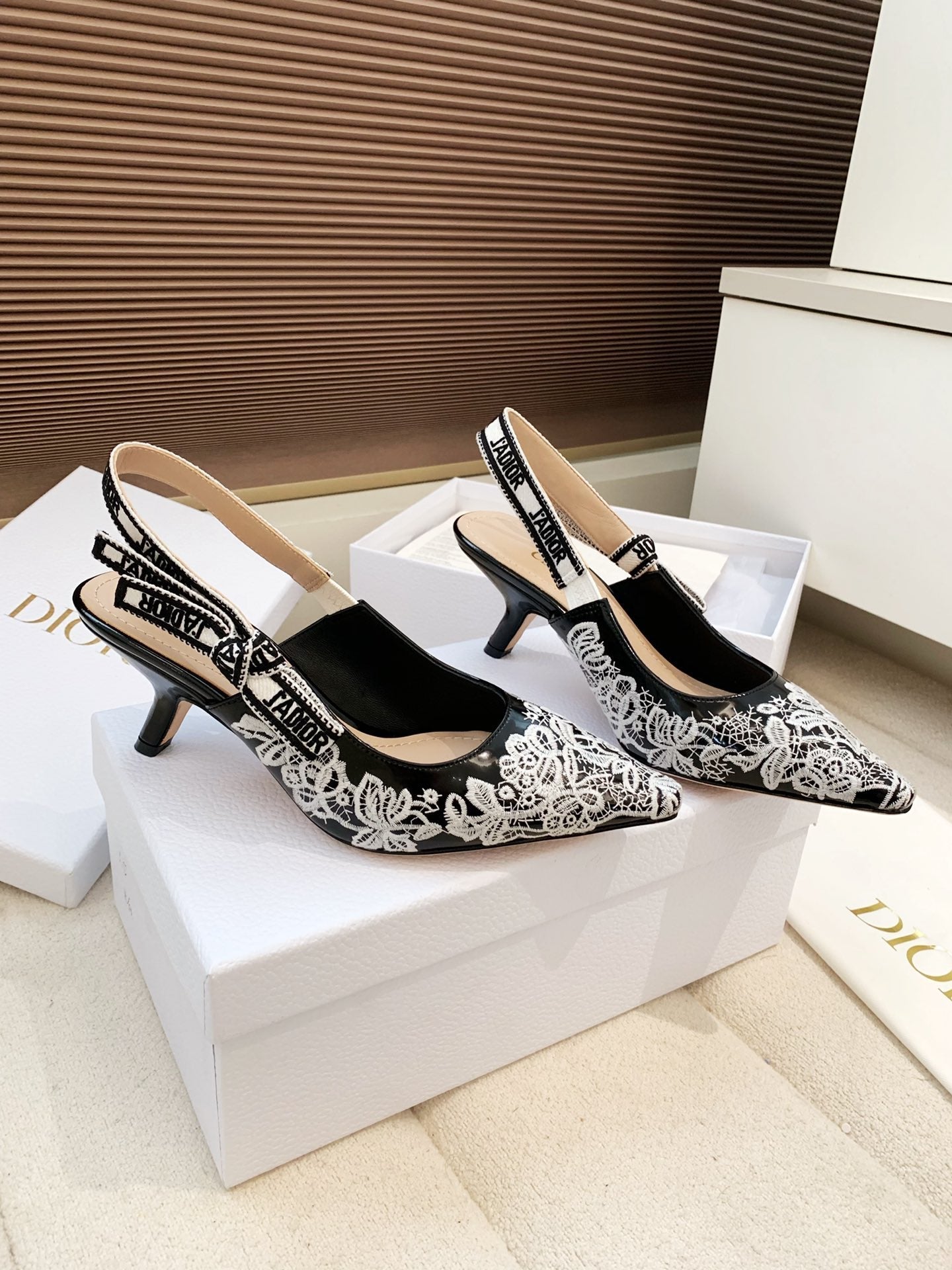CD 26s J'Adior Jacquard Embroidered Slingback 6.5  Black Patent Leather 614928