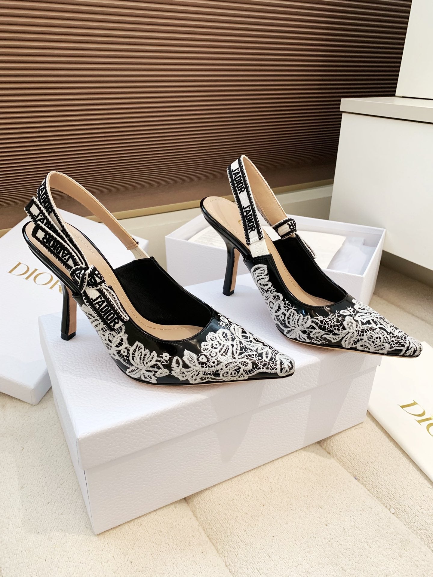 CD 26s J'Adior Jacquard Embroidered Slingback 9.5 Black Patent Leather 614929