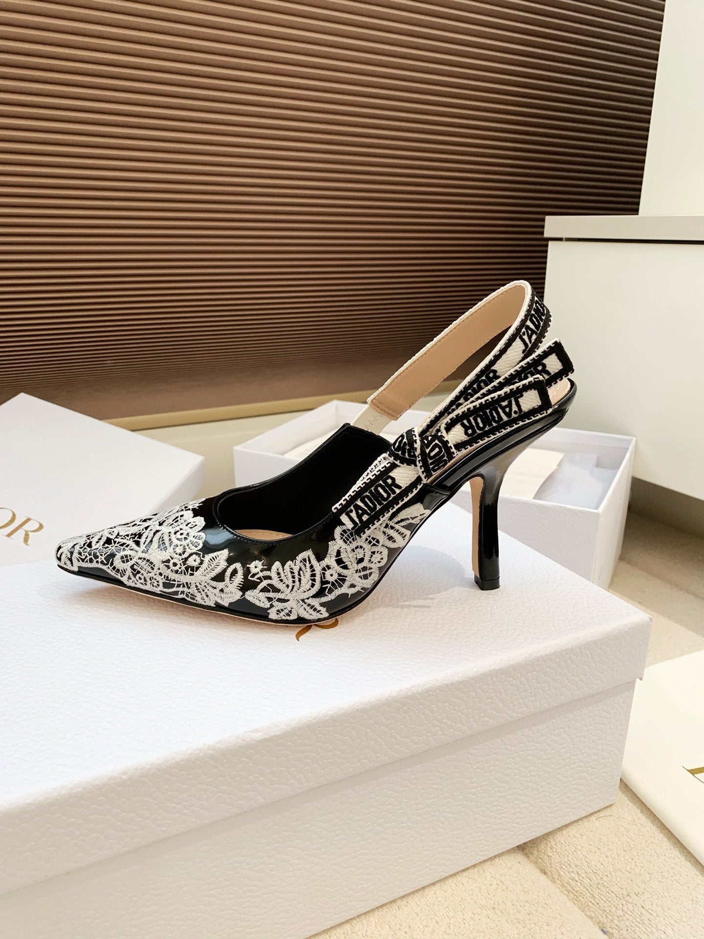 CD 26s J'Adior Jacquard Embroidered Slingback 9.5 Black Patent Leather 614929