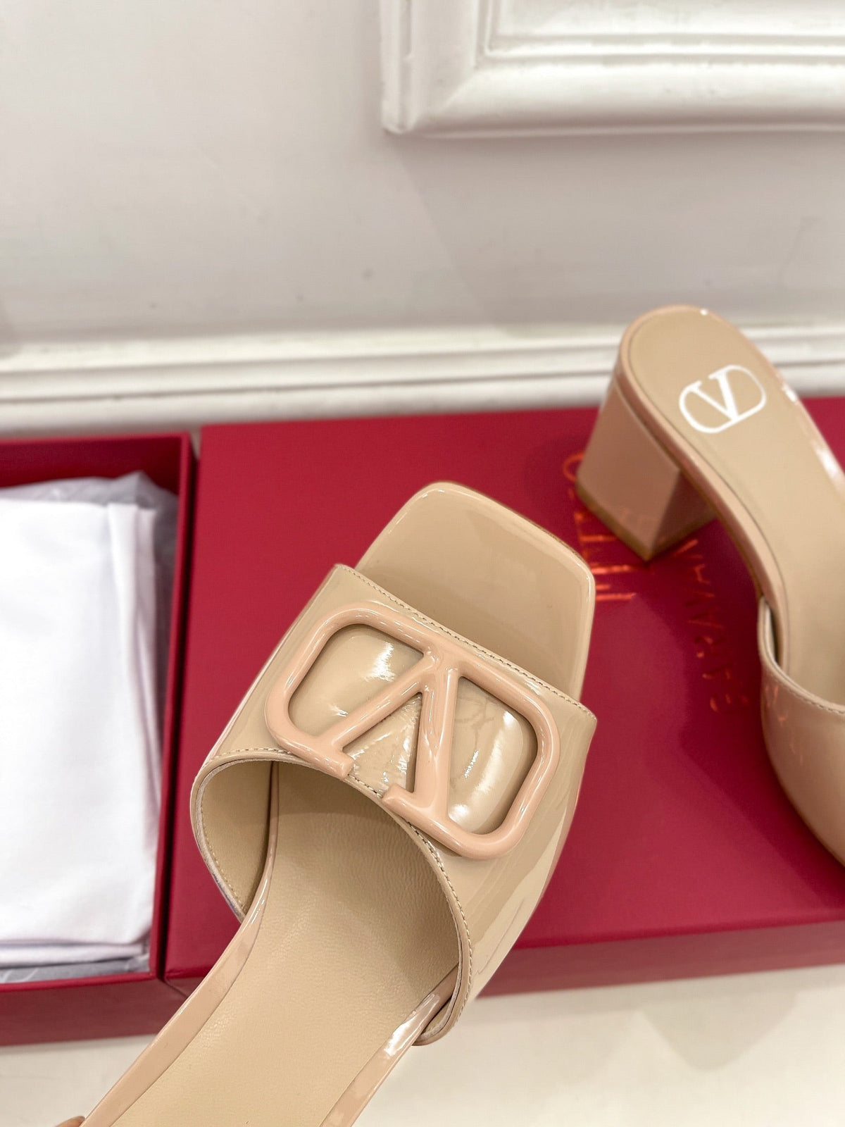 Vlogo 60 Patent Sandal Beige Leather