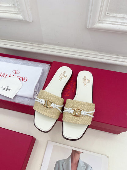 GARAVANI V LOGO SIGNATURE SLIDE IN BEIGE RAFFIA AND WHITE CALFSKIN